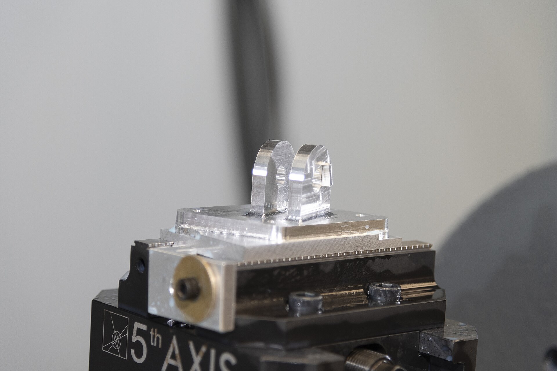 Flight control hinge bracket in aluminum
