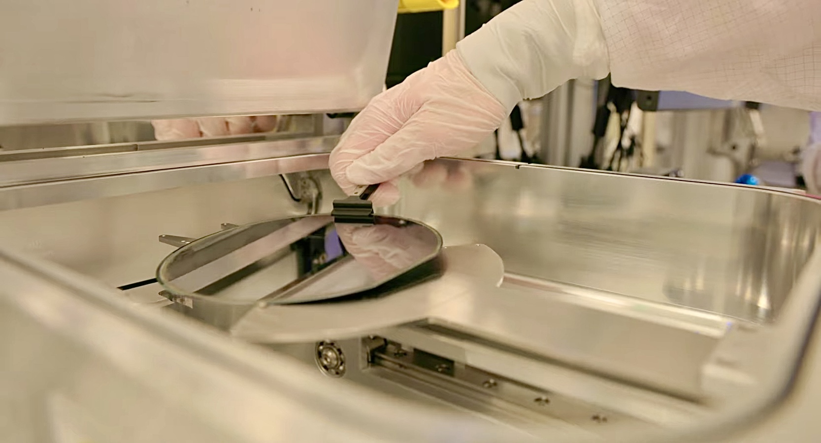 Wafer-handling gripper body in stainless
