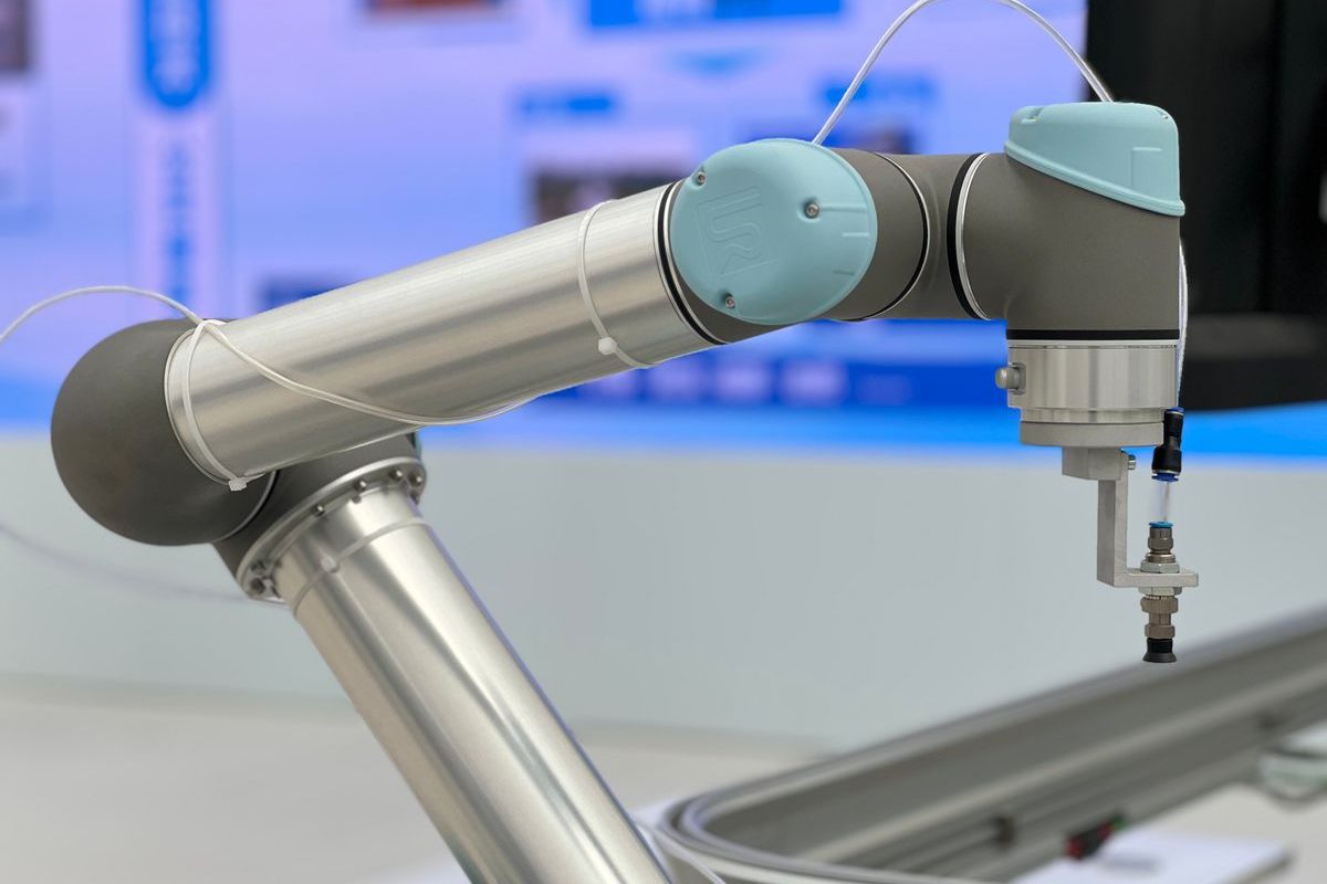 Cobot gripper fingers and quick-change tooling adapter